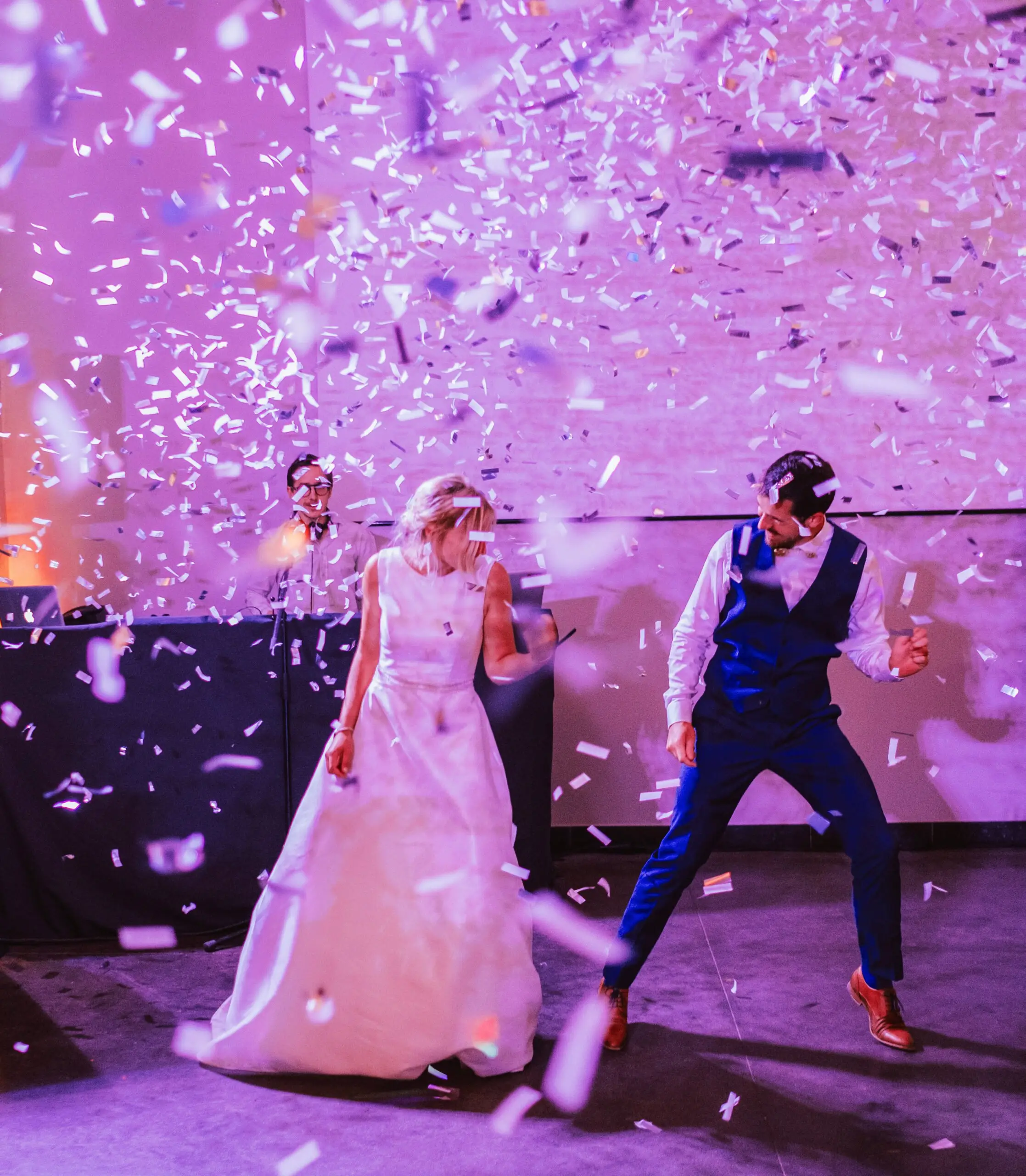 Mariés dansant sous une pluie de confettis